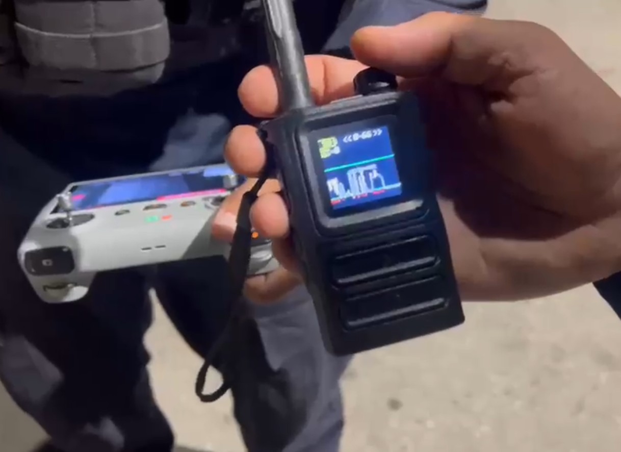 PM apreende detector de drones e desmantela fábrica de dinheiro falso na Maré, Zona Norte do Rio