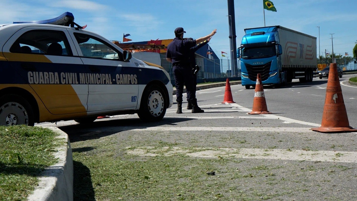 Guarda Municipal realiza ação para orientar caminhões e carretas que trafegam por Campos
