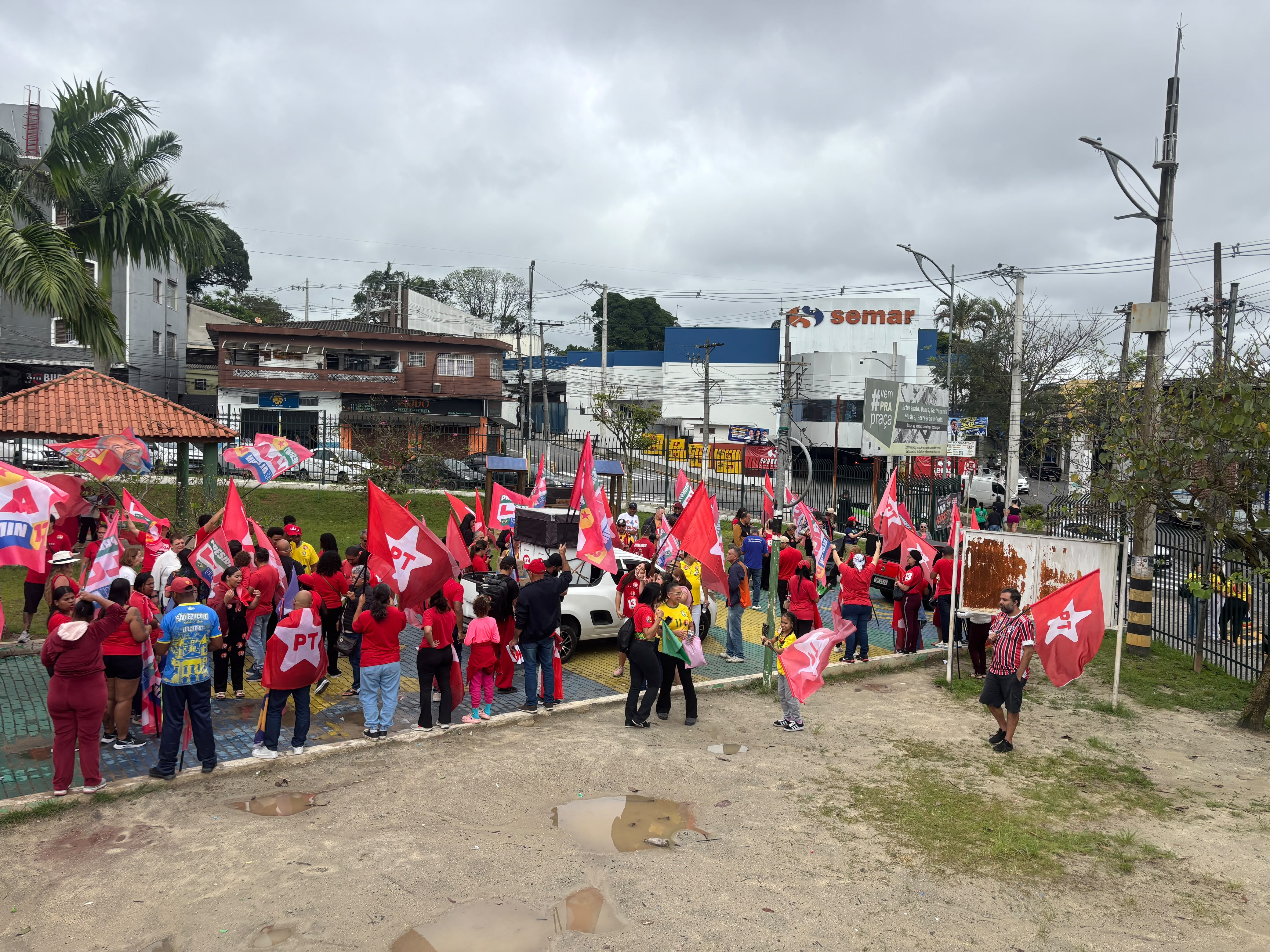 Manifestantes fazem ato de apoio à reeleição de Lula em Ferraz de Vasconcelos