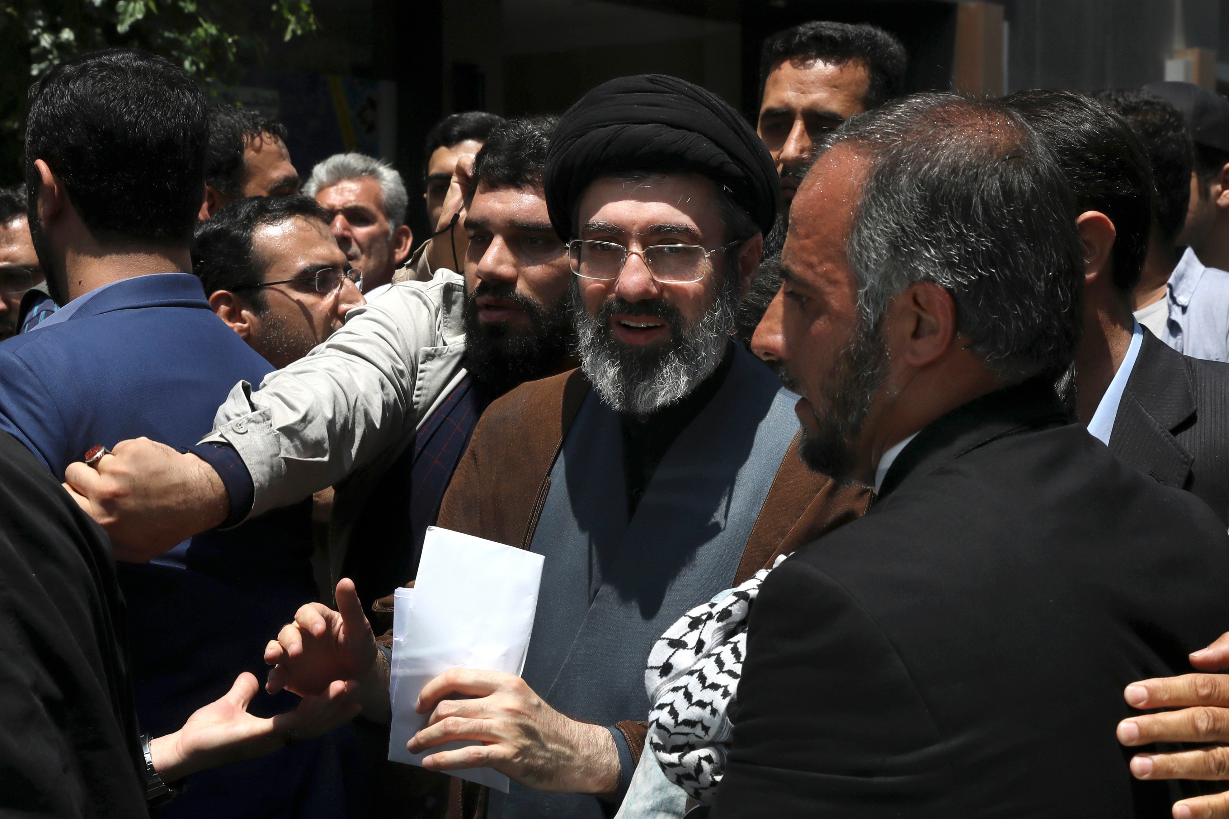 Filho de Khamenei, um dos candidatos a novo líder supremo do Irã, sobrevive a ataques dos EUA e de Israel, diz agência