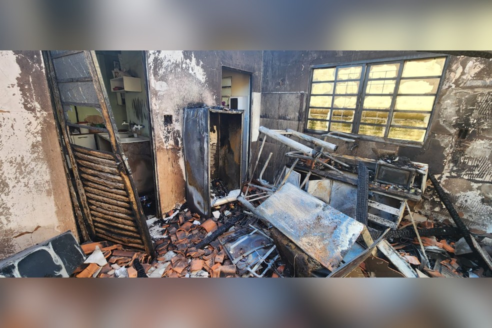 Casa ficou destruída após o incêndio, nesta quarta-feira (15), em Regente Feijó (SP) — Foto: Defesa Civil Municipal