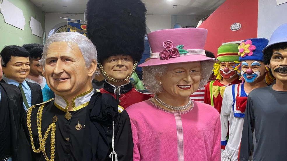 Bonecos gigantes do rei Charles e da Rainha Elizabeth II vão desfilar no carnaval de Olinda e Recife de 2024 — Foto: Artur Ferraz/g1