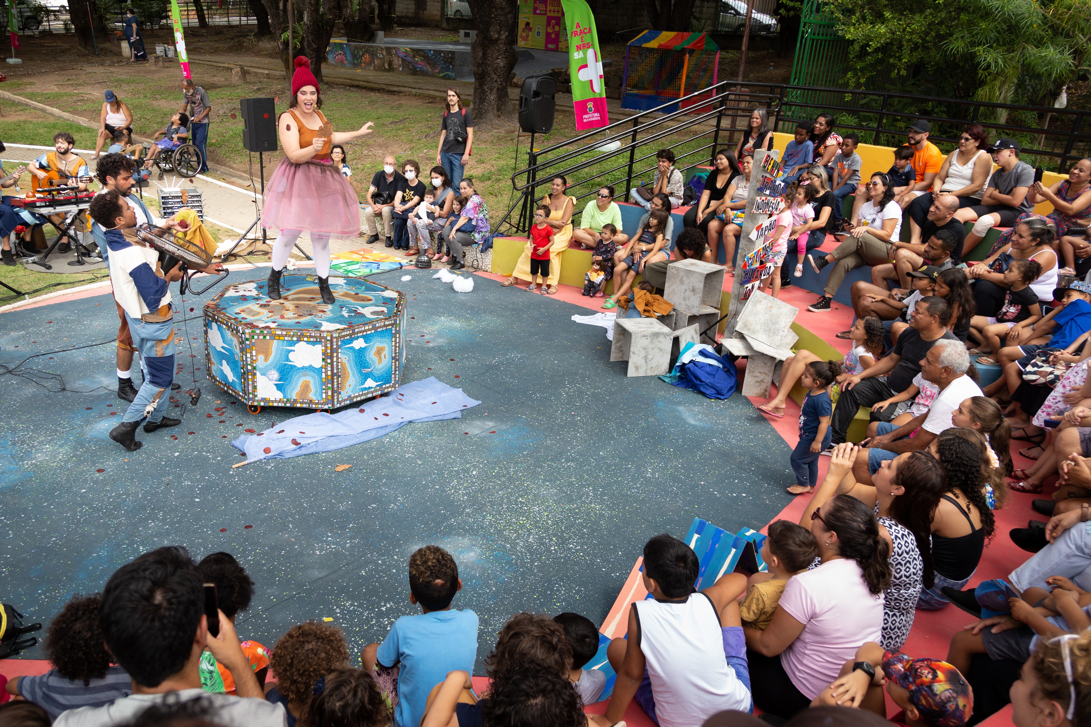 Depois de passar por 24 estados e 6 países, grupo de teatro de BH desembarca em Divinópolis