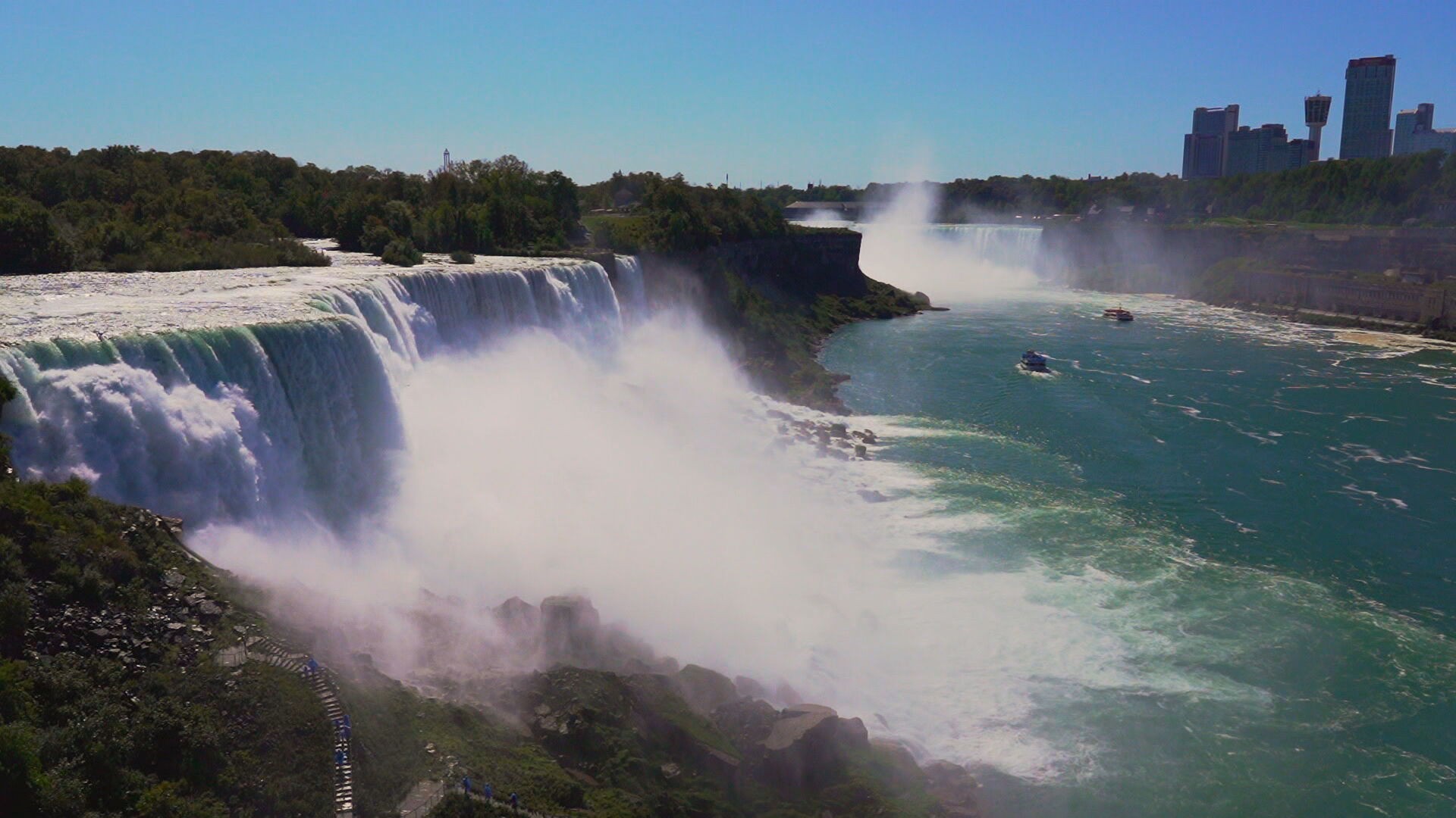 É #FAKE que águas das Cataratas do Niágara ficaram vermelhas; foto foi criada com inteligência artificial