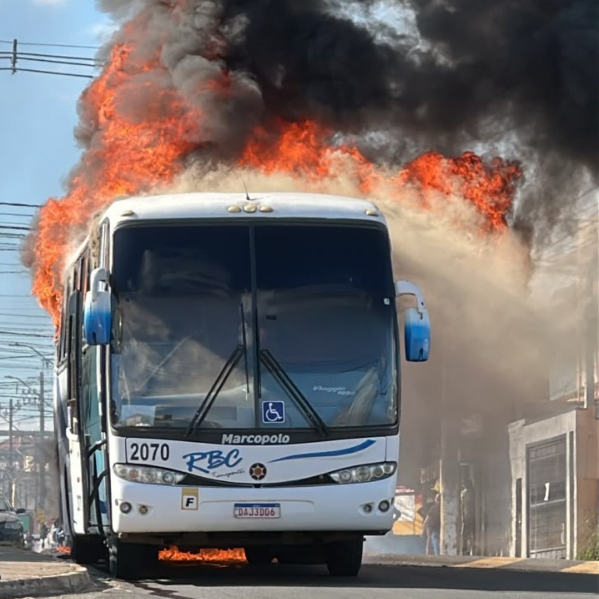 VÍDEO: ônibus fica destruído após pegar fogo em Indaiatuba