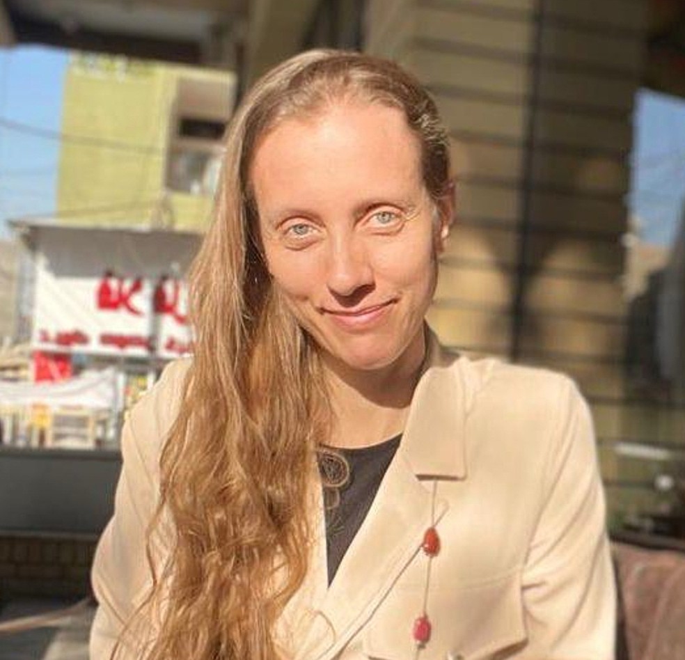 A jornalista americana Shelly Kittleson posa para uma foto com celular em um caf&eacute; em Bagd&aacute;, Iraque, em 25 de mar&ccedil;o de 2025. &mdash; Foto: Associated Press