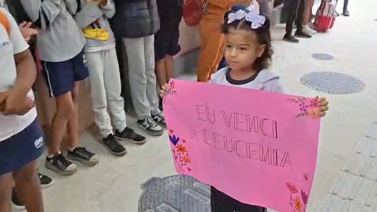 Após se curar da leucemia, aluna de escola municipal é recebida com aplausos e carinho de colegas e professores; VÍDEO 