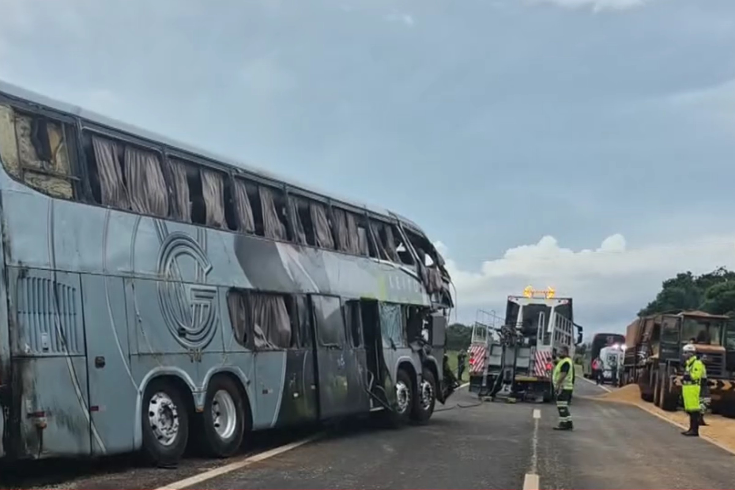 Ônibus bate em caminhão, tomba e deixa cinco feridos na BR-277, no Paraná