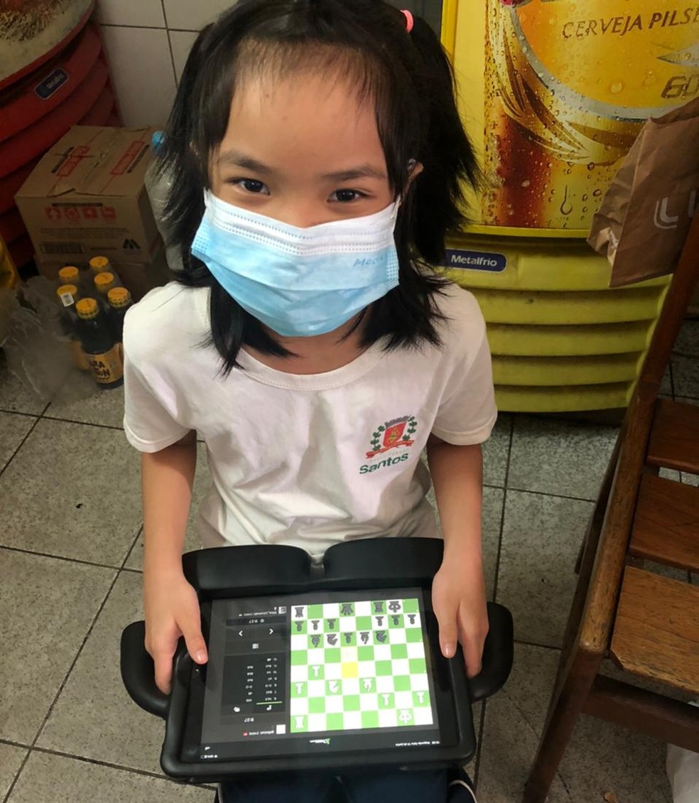 Aos nove anos, santista Elisa Feng é tricampeã paulista e campeã nacional  de xadrez