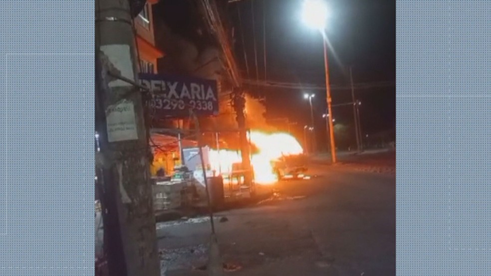 Ônibus foi incendiado por criminosos na Avenida Cesário de Melo — Foto: Reprodução/ TV Globo