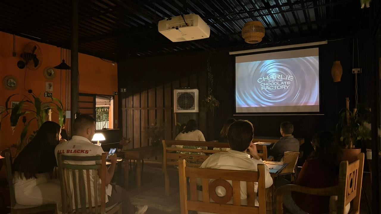 Restaurante de Sorocaba faz sucesso ao oferecer sessões de cinema com menu inspirado em filmes: 'Gastronomia imersiva'