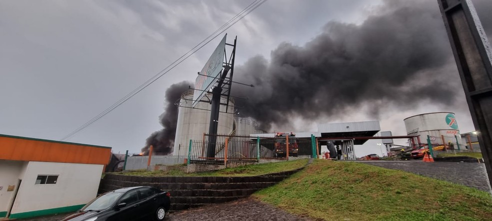 Terceiro dia de combate a incêndio em Chapecó, no Oeste de SC — Foto: Gabriel Guimarães/NSC TV