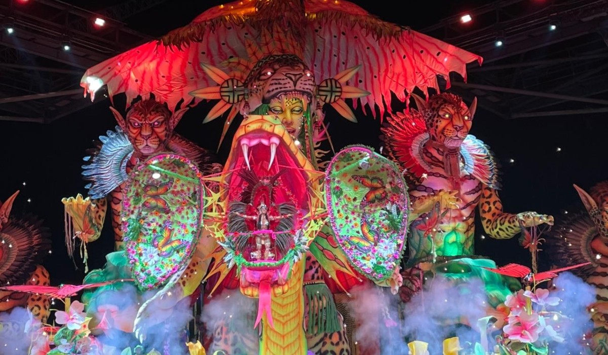 Isabelle Nogueira surge da alegoria 'Kamara' na segunda noite do Festival de Parintins 2026
