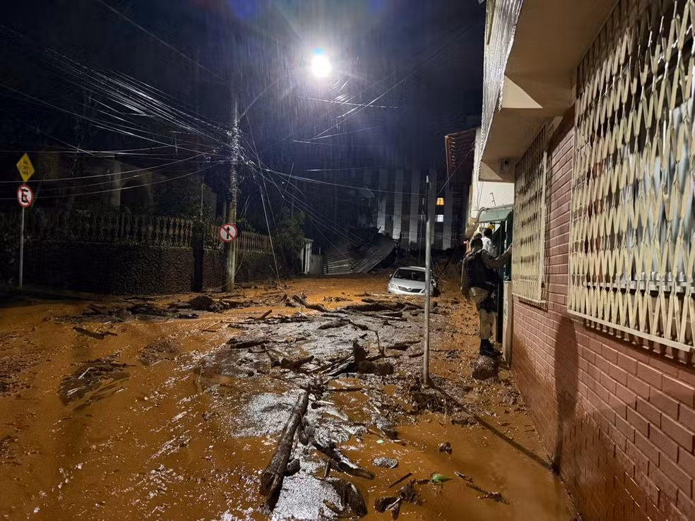 Queda de um barranco atinge prédio e casas em Juiz de Fora — Foto: Luiza Sudré/g1