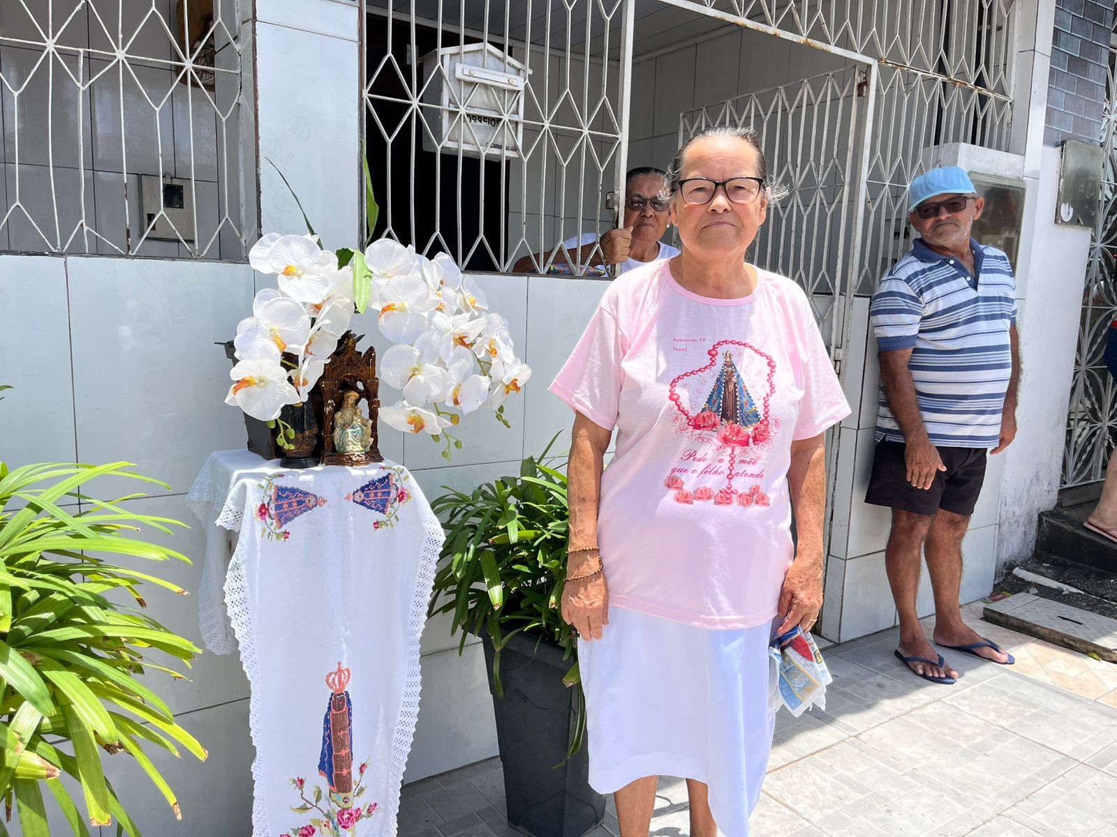 Da porta de casa, fiéis prestam homenagens à Nossa Senhora Aparecida durante peregrinação em Aracaju