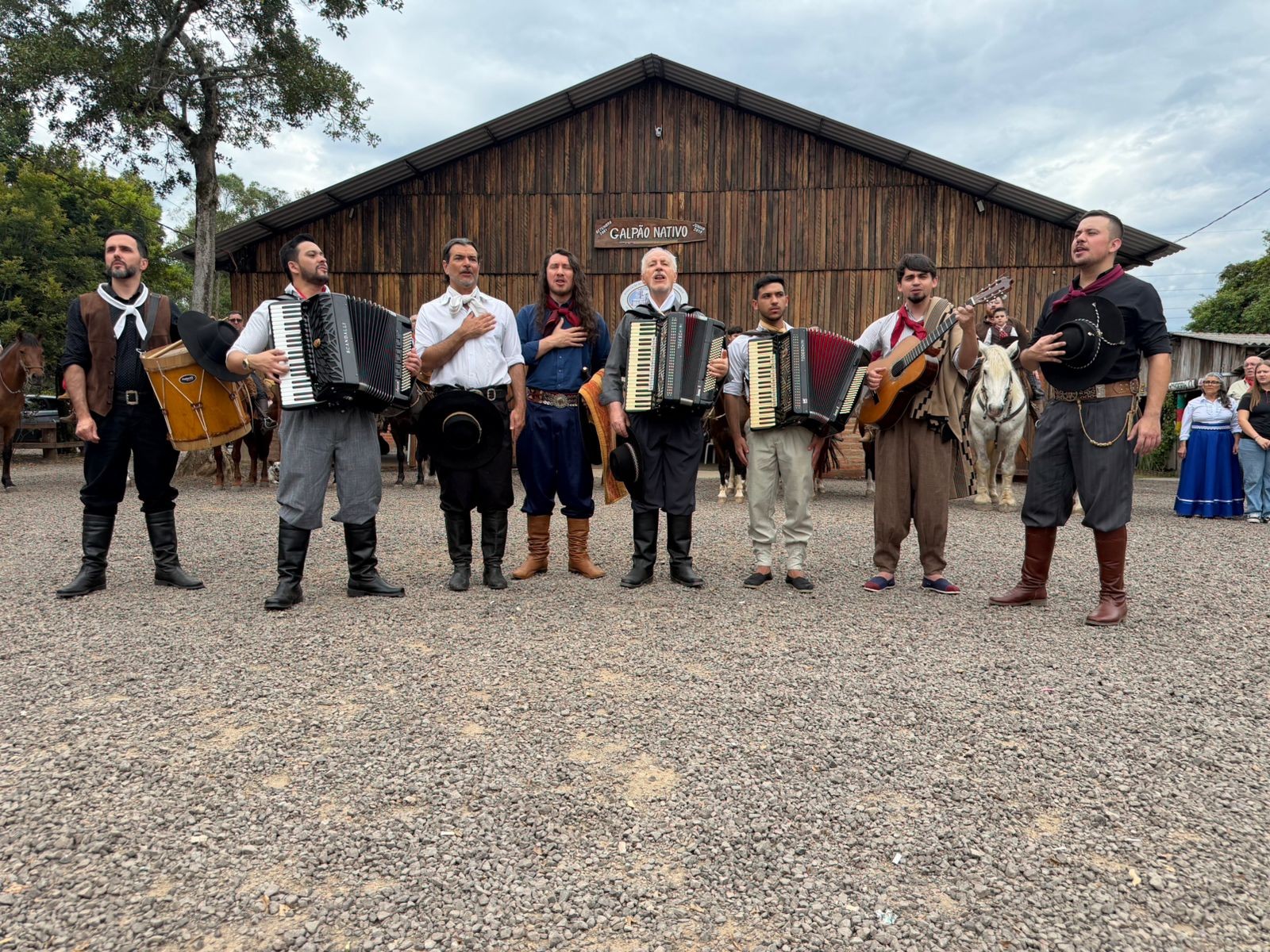 Lançamento das Cavalgadas do Bem terá Os Serranos e cavalo Caramelo em CTG de Guaíba