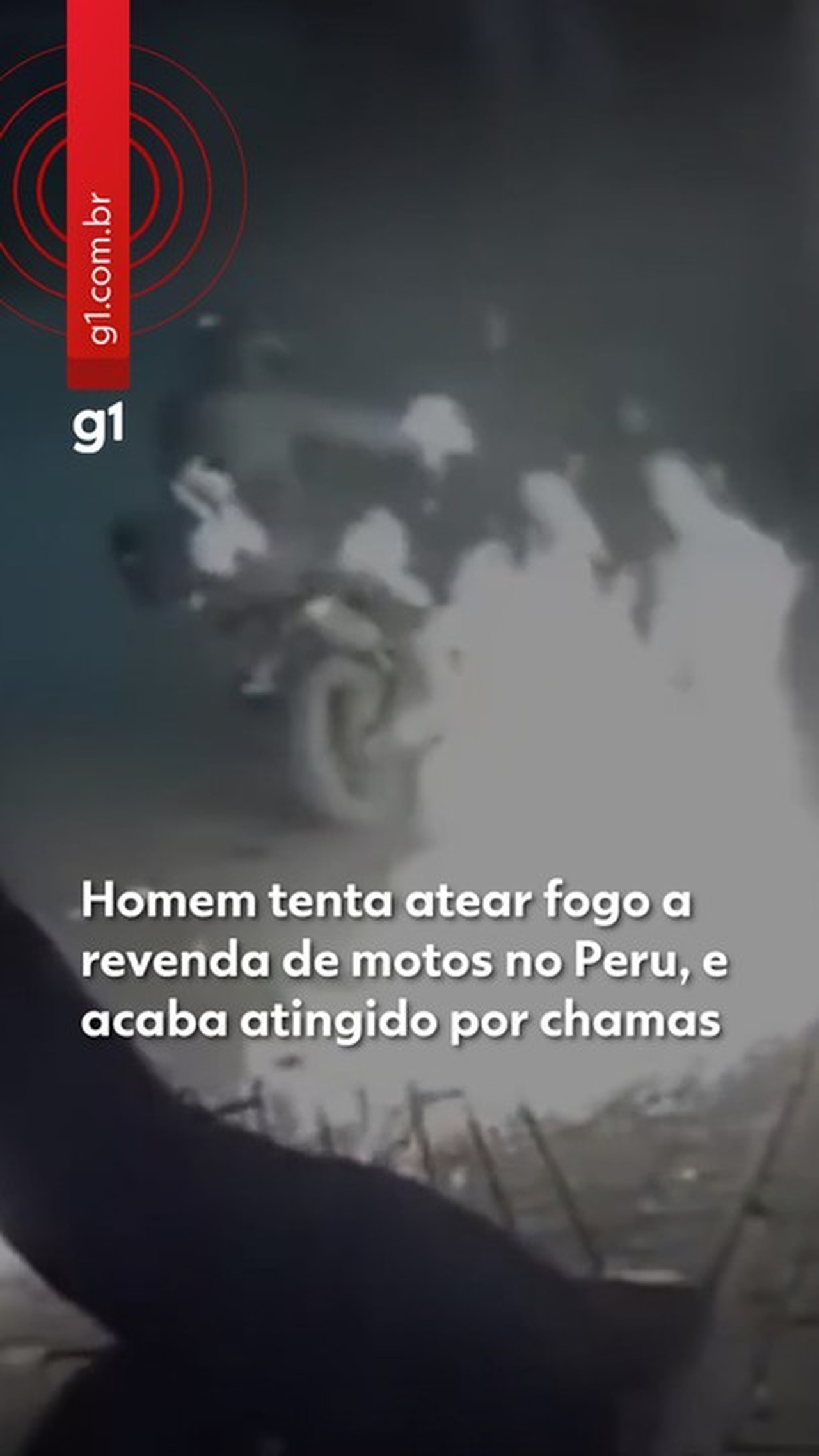 Homem tenta atear fogo em concessionária de motos, mas acaba tomado pelas chamas; VÍDEO