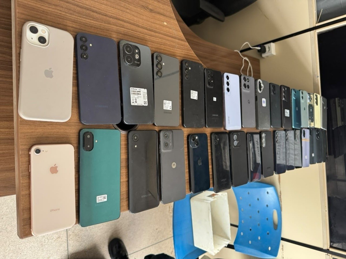 Polícia recupera 17 celulares com registro de roubo ou furto em casa abandonada em Belém
