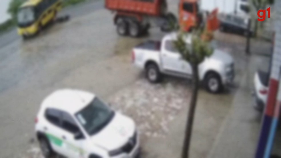 Câmera flagra acidente entre ônibus e moto que deixou jovem morta em Boa Viagem, no Ceará. — Foto: Reprodução