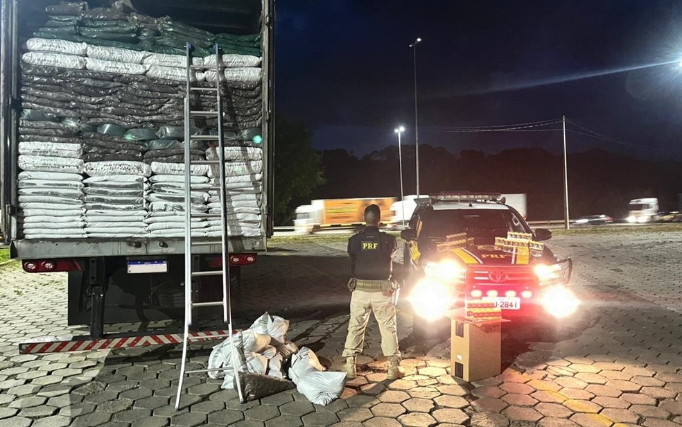 PRF apreende cerca de 650 mil maços de cigarros escondidos em carreta na Fernão Dias; material estava sem nota fiscal — Foto: Polícia Rodoviária Federal