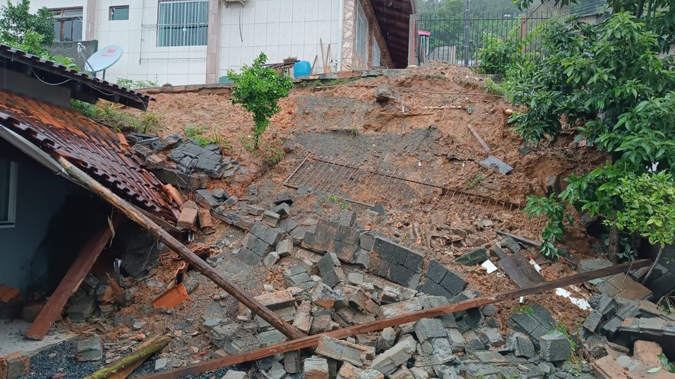 Deslizamento de terra em casa de Blumenau — Foto: Corpo de Bombeiros/Divulgação