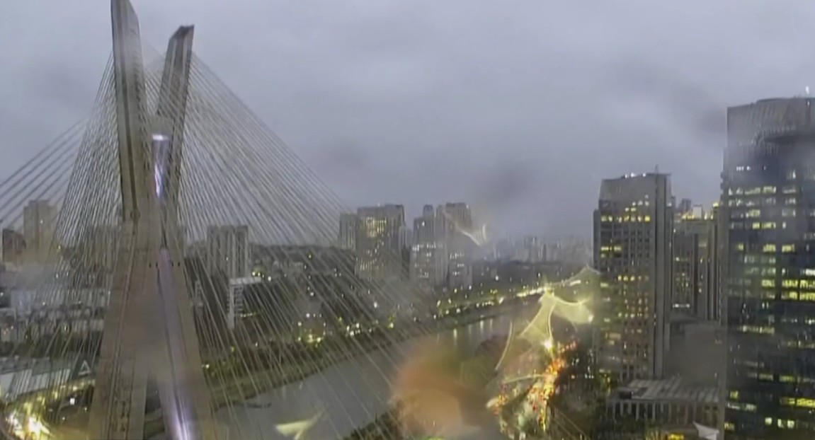 Passagem de frente fria em SP traz chuva e vento forte, que pode chegar a 90 km/h; Defesa Civil emite alerta