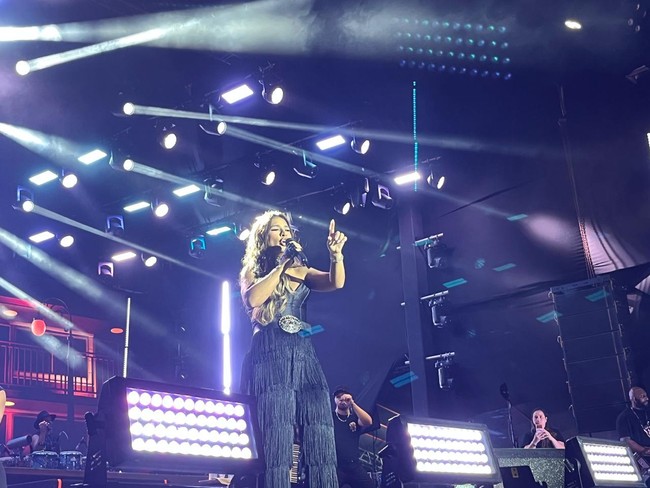 Cantora Simone Mendes emociona fãs durante show em Macapá