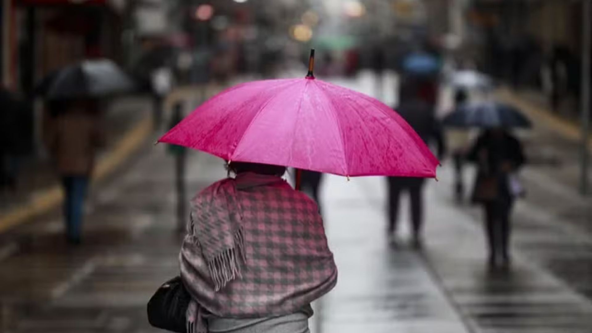 Frente fria avança e semana começa com chuva no RS; previsão