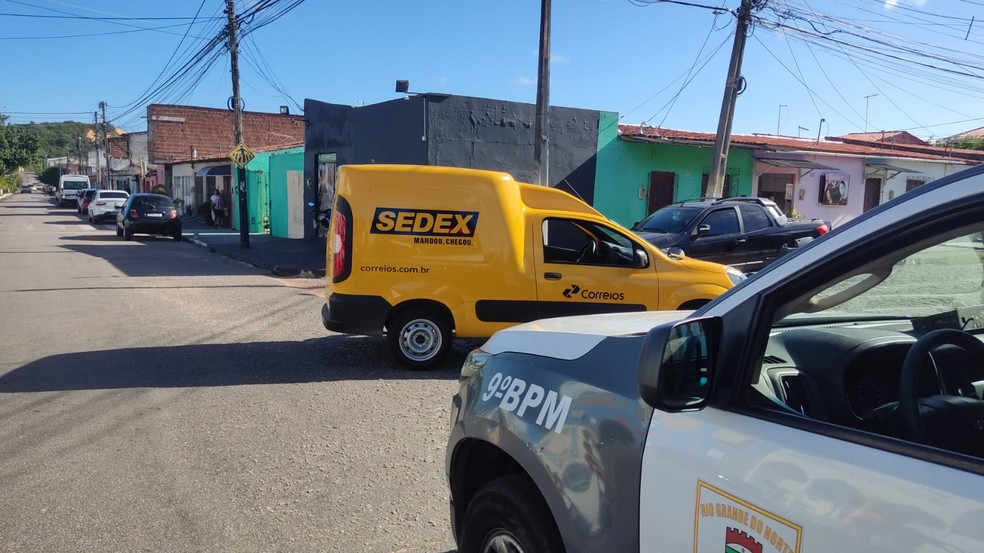 PM intercepta carro dos Correios roubado em Natal e prende suspeito — Foto: PM/Divulgação