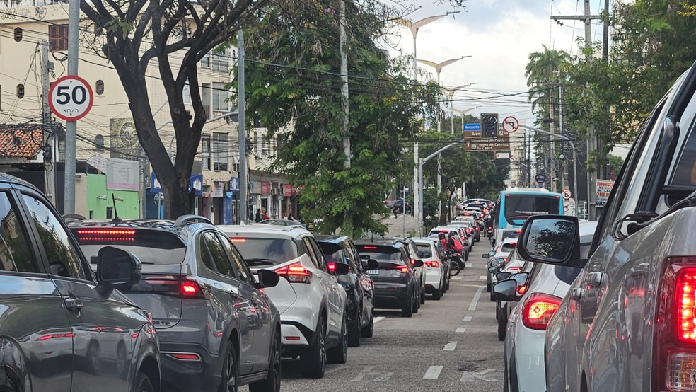Semáforos ficaram apagados em várias vias de Fortaleza, com a queda de energia. — Foto: Reprodução.