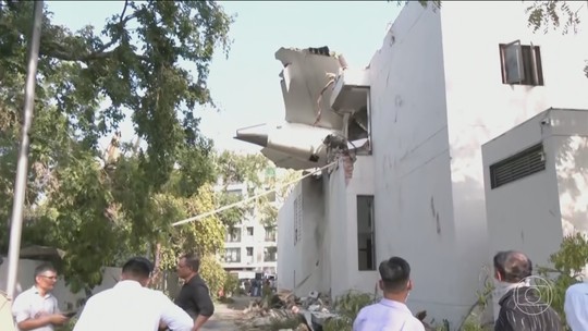Na Índia, avião cai 30 segundos depois da decolagem e deixa 241 mortos; uma pessoa sobrevive