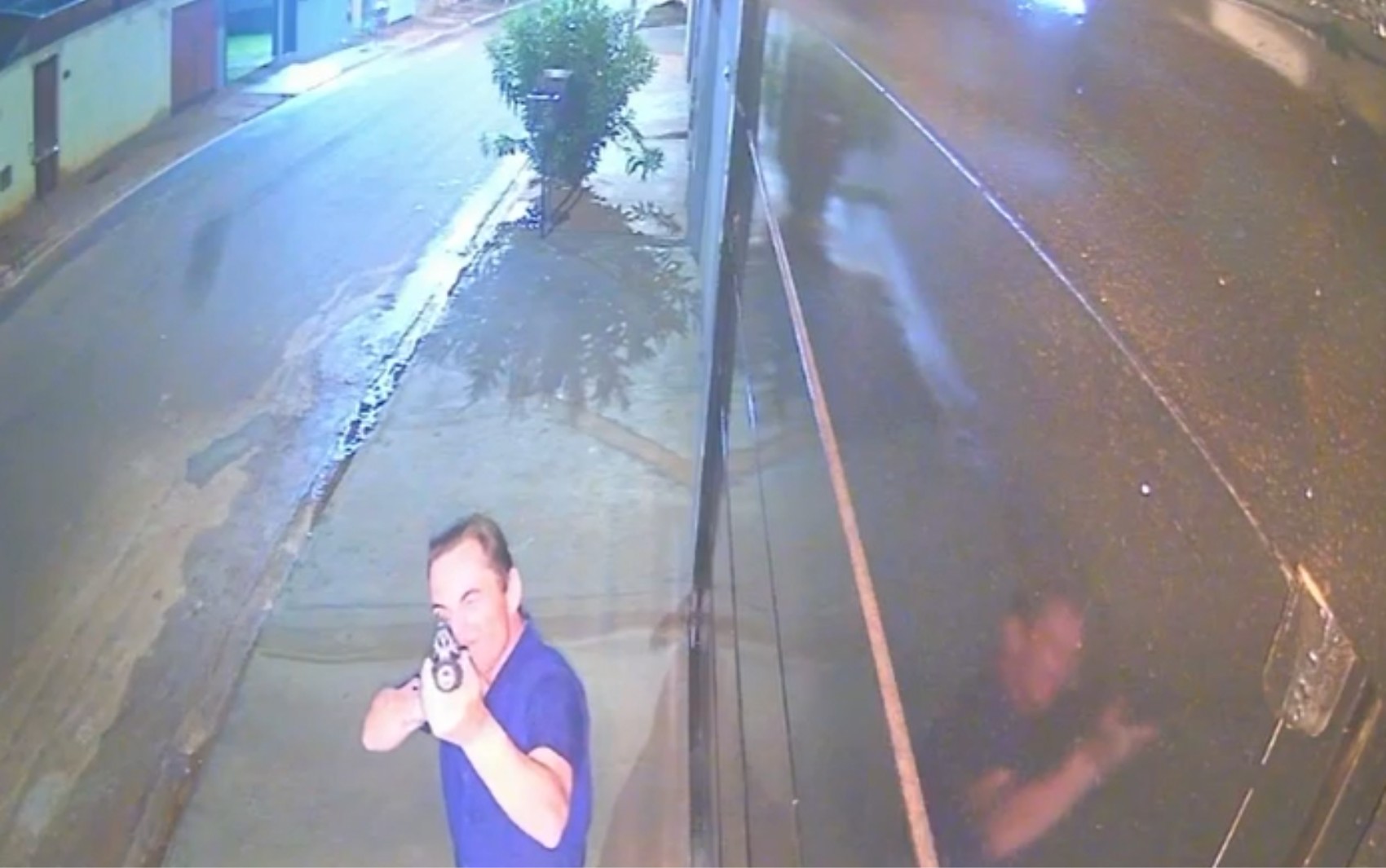 VÍDEO: Dono de Porsche atira em portões de casas e destrói câmera de segurança de vizinho em Ipuã, SP