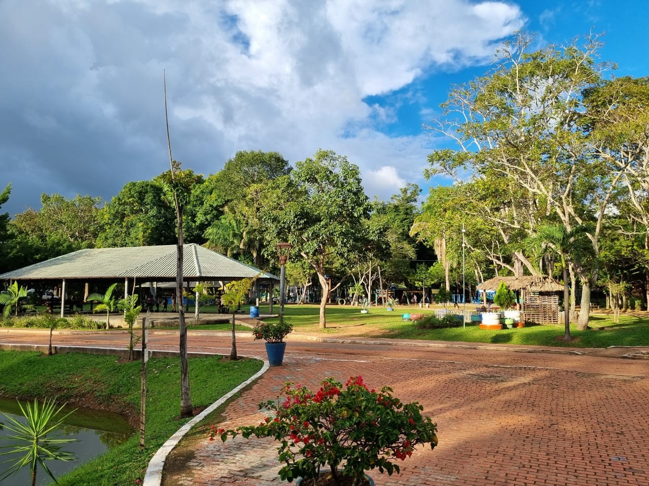 Homem suspeito de tentar estuprar mulher enquanto ela caminhava em parque no AC é solto após audiência