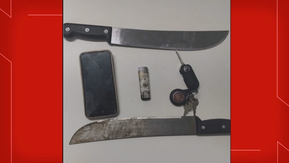 Facões, um celular, isqueiro e um veículo foram apreendidos com os dois homens presos. — Foto: Divulgação/PMDF