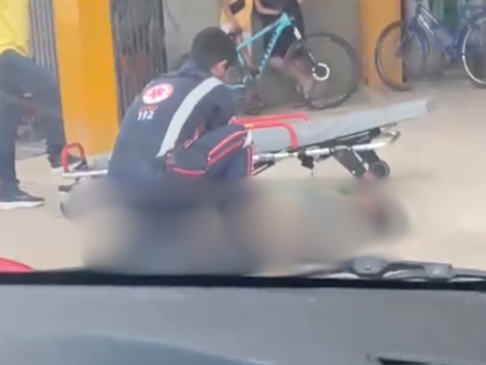 VÍDEO: Mulher dá à luz em calçada no interior do Acre; bebê estava preso à roupa da mãe