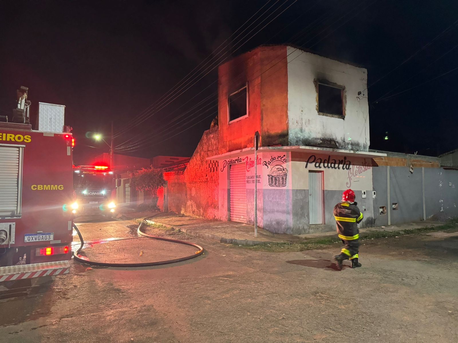 Vela acesa pode ter causado incêndio que destruiu três cômodos de casa, em Montes Claros