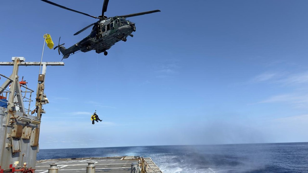 Paciente é retirado de navio da Marinha para ir de helicóptero a Natal — Foto: MB/Divulgação