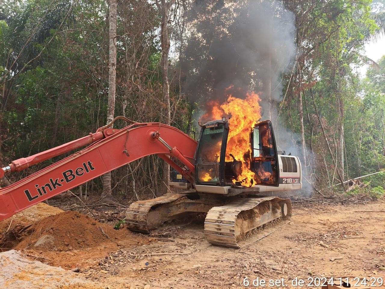 Operação contra garimpo ilegal destrói maquinários na Terra Indígena Kayapó, que registra maior número de focos de incêndio do Brasil