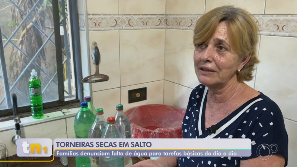 Silvana Hass, de Salto (SP), reclama de falta de água constante na cidade — Foto: Reprodução/TV TEM