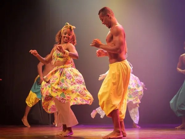 Projeto oferece quase 100 vagas para oficina gratuita de dança afro-brasileira em Salvador e Lauro de Freitas; veja como participar