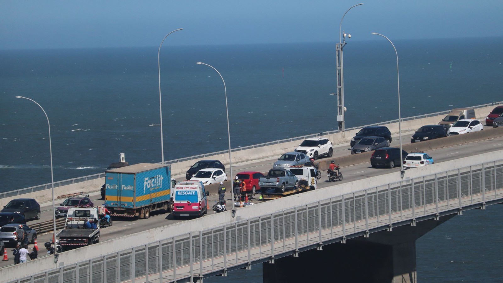 Motociclista morre após bater em carro parado por pane na Terceira Ponte, no ES