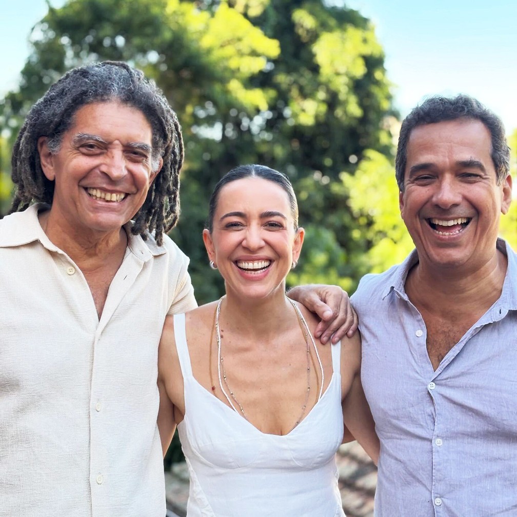 Marcos Sacramento (à esquerda), Roberta Sá e o violonista Zé Paulo Becker posam no dia da gravação da participação da cantora no álbum — Foto: Reprodução / Instagram Marcos Sacramento