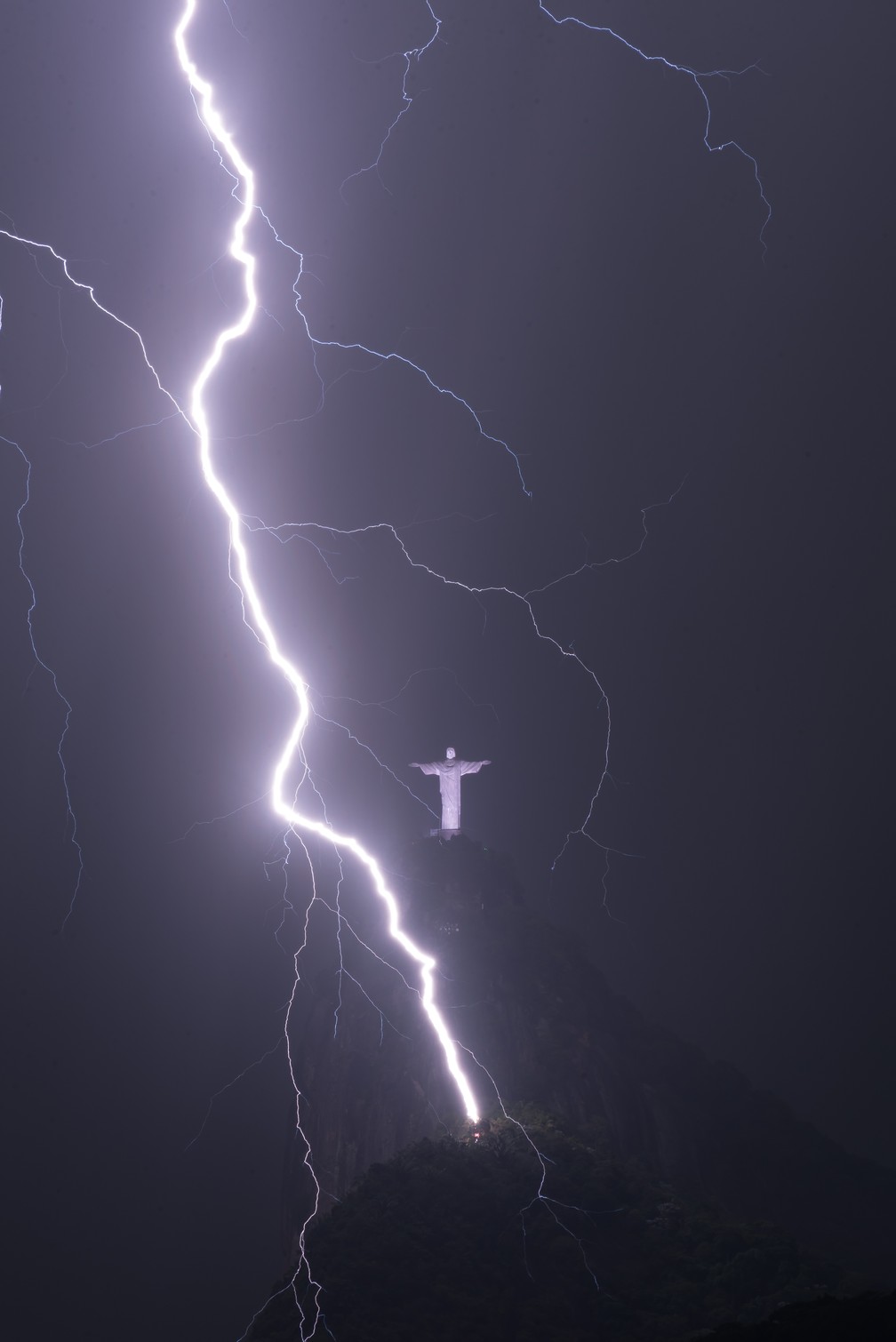 'Poder Divino', registro de uma tempestade de raios no Cristo Redentor pelo fotógrafo Fernando Braga. — Foto: Royal Meteorological Society/Fernando Braga