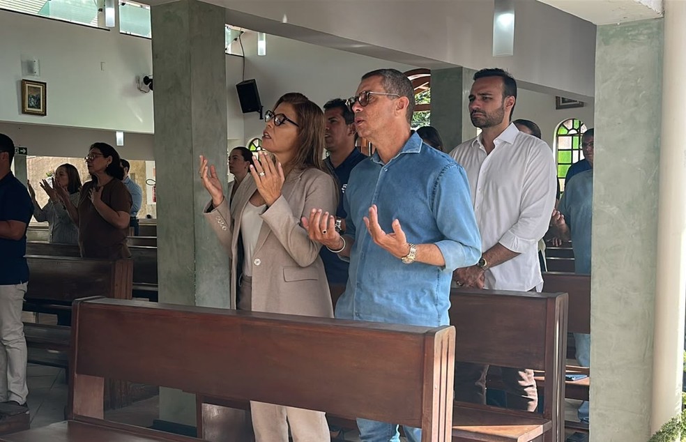 Após reeleição, Fábio (PSD) participa de missa ao lado da primeira-dama em Aracaju. — Foto: Cleverton Macedo/ TV Sergipe