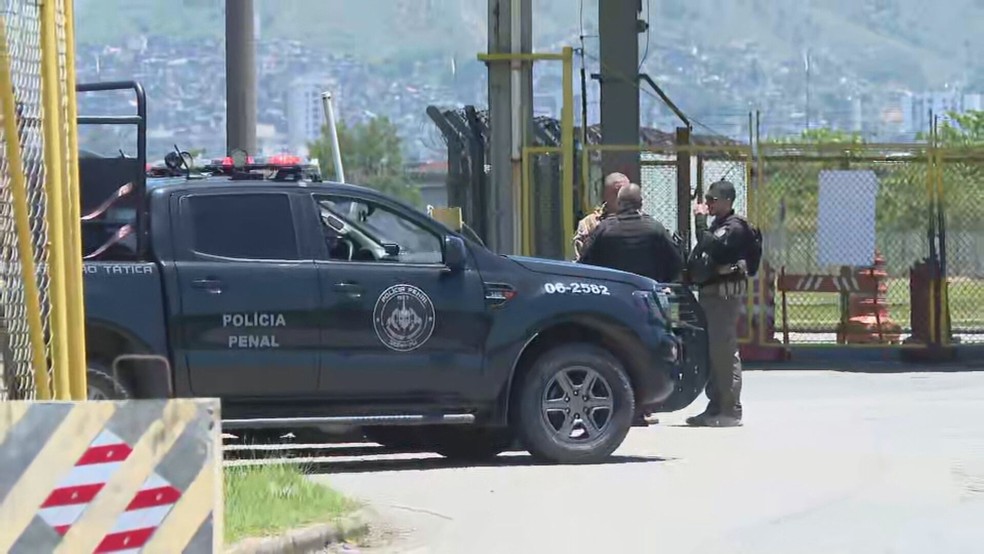 Comboio da Seap no Aeroporto do Galeão; agentes escoltam 7 chefões dos CV — Foto: Valentina Durpat/TV Globo