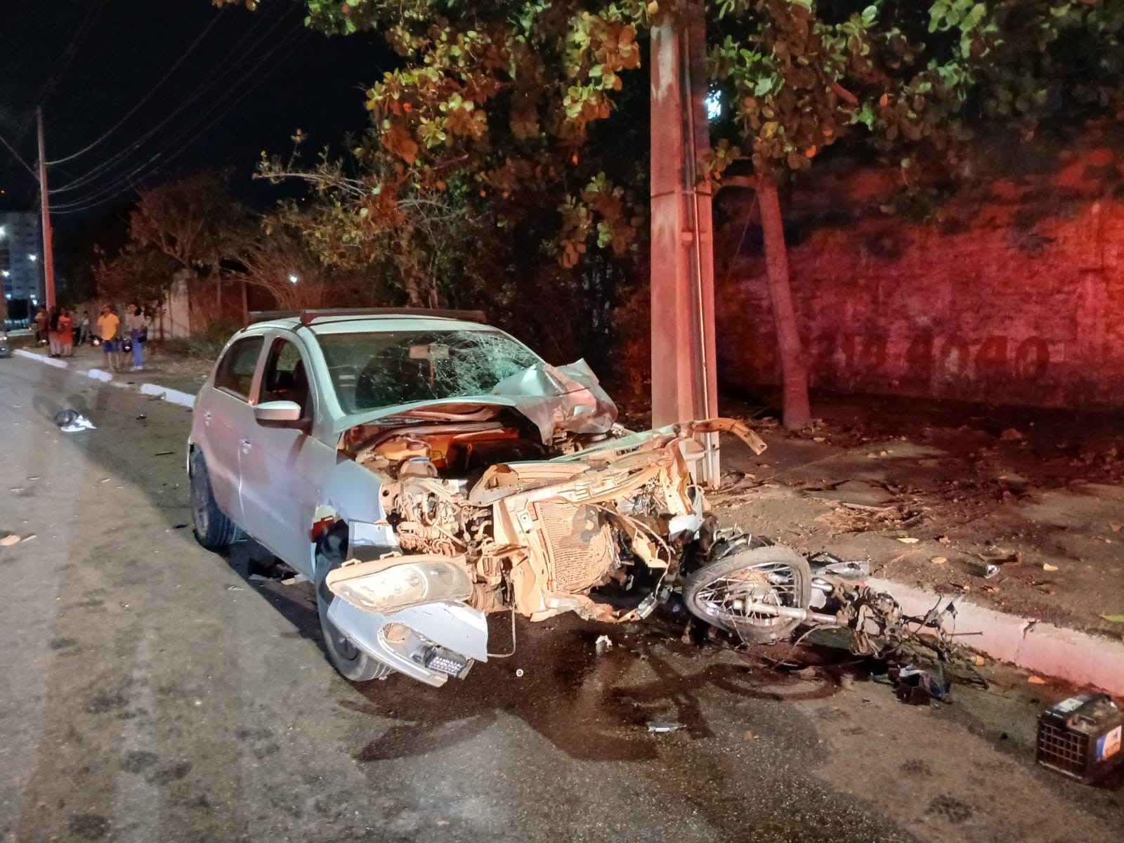 Batida entre carro e moto deixa dois mortos e um ferido em avenida de Palmas