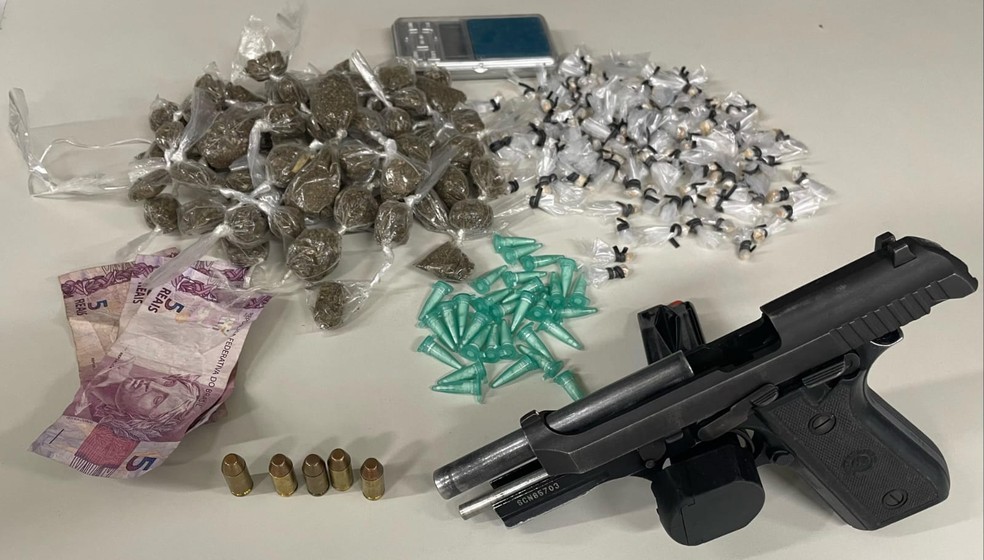 Material apreendido com o suspeito morto — Foto: Divulgação/SSP-BA