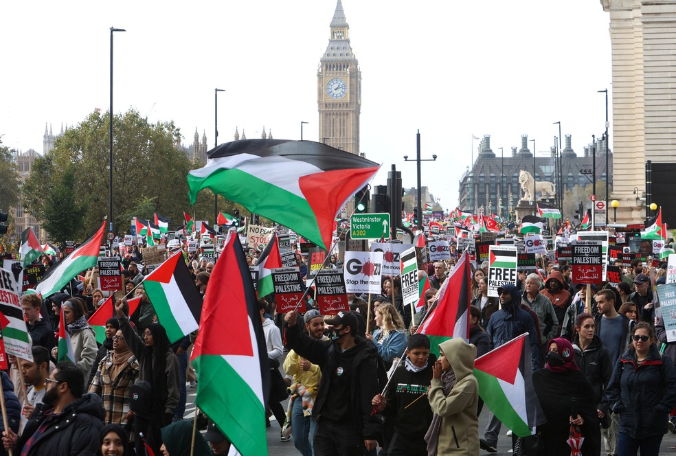 Manifestantes em Londres, no Reino Unido — Foto: REUTERS