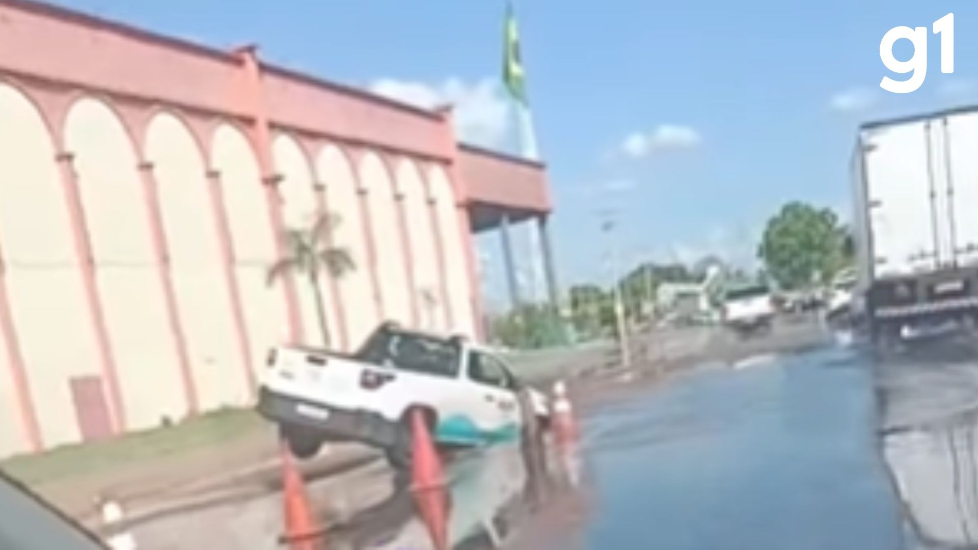 Carro da Águas Cuiabá cai em buraco ao investigar vazamento e interrompe abastecimento em três bairros; veja vídeo