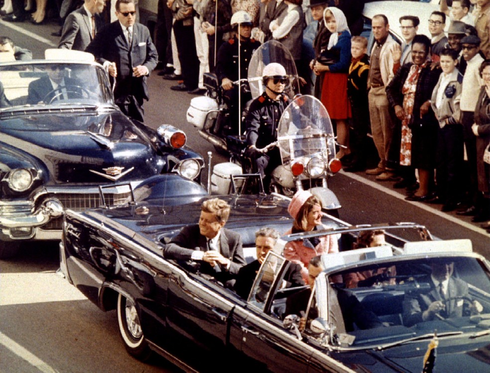 O presidente dos EUA, John F. Kennedy em Dallas momentos antes de ser assassinado, em 22 de novembro de 1963. — Foto: Arquivo/Reuters